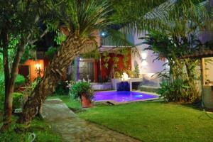 a backyard with a pool and a palm tree at La casa de la tía 3B Cuernavaca in Acapantzingo