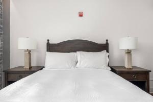 a white bed with two lamps on two tables at Santa Rosa Stonehouse Private Wine Country Getaway in Bak