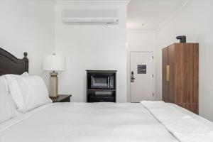 a bedroom with a white bed and a microwave at Santa Rosa Stonehouse Private Wine Country Getaway in Bak