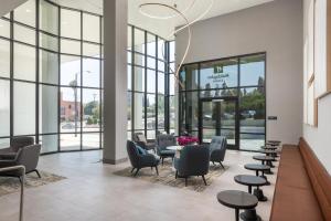 una zona de espera con sillas y una mesa en un edificio en Holiday Inn & Suites Monterey Park – Los Angeles by IHG, en Monterey Park