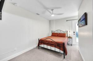 ボニータ・スプリングスにあるHeated Pool, Sleeps 10, Relaxing Lanai, Near Beaches, Pet Friendly!の白い部屋にあるベッドのある寝室 +22枚の写真
