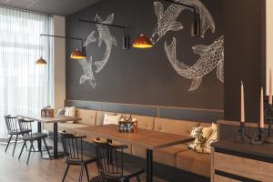A seating area at Holiday Inn - the niu Tab Dusseldorf Main Station by IHG