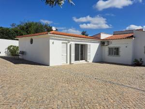 Casa blanca con entrada de ladrillo en Deluxe Room Santa Barbara de Nexe, en Santa Bárbara de Nexe