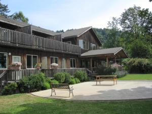 een gebouw met een bank ervoor bij Kiwi Cove Lodge in Ladysmith