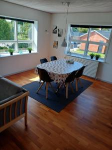 BjergbyBjergby Sønderbo feriehus的带桌椅的客厅