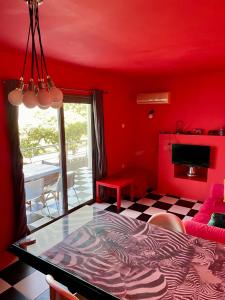 Televisyen dan/atau pusat hiburan di Architect's summer house by the beach +14 gambar