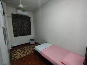 Postel nebo postele na pokoji v ubytování Shamila Islamic Homestay
