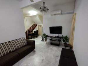 TV a/nebo společenská místnost v ubytování Shamila Islamic Homestay
