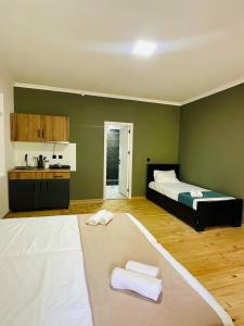 Voodi või voodid majutusasutuse Family Hotel - White House Racha toas