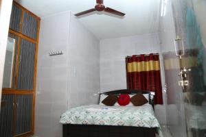 Fotografie z fotogalerie ubytování HB'S Nest HOMESTAY SPACIOUS 2BHK HILL VIEW APPARTMENT v destinaci Tirupati