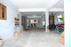 Fotografie z fotogalerie ubytování HB'S Nest HOMESTAY SPACIOUS 2BHK HILL VIEW APPARTMENT v destinaci Tirupati