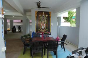 Fotografie z fotogalerie ubytování HB'S Nest HOMESTAY SPACIOUS 2BHK HILL VIEW APPARTMENT v destinaci Tirupati