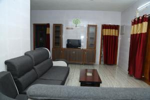 TV a/nebo společenská místnost v ubytování HB'S Nest HOMESTAY SPACIOUS 2BHK HILL VIEW APPARTMENT