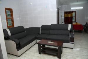 Posezení v ubytování HB'S Nest HOMESTAY SPACIOUS 2BHK HILL VIEW APPARTMENT