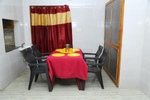 Posezení v ubytování HB'S Nest HOMESTAY SPACIOUS 2BHK HILL VIEW APPARTMENT