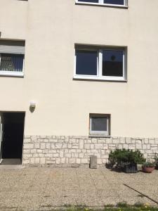 a white brick building with two windows at Mintara Apartment Charme der Stadt Parkplatz Netflix und Sky in Lichtenfels
