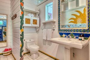 Koupelna v ubytování Colibri Caribbean Cottage, hermosa y amplia casa a pasos de una exótica playa con piscinas naturales
