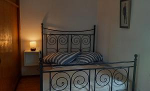 ein schwarzes Bett mit einem Kissen und einer Lampe in der Unterkunft Seeidyll in Heidesee