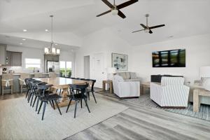 een eetkamer en woonkamer met een tafel en stoelen bij Beachside Bliss by Sea Scape Properties in North Topsail Beach