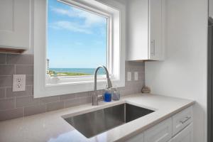 Η κουζίνα ή μικρή κουζίνα στο Beachside Family Fun by Sea Scape Properties