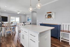 Η κουζίνα ή μικρή κουζίνα στο Beachside Family Fun by Sea Scape Properties