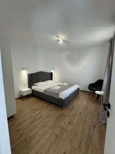 康斯坦察Nord 22的带床和木地板的卧室