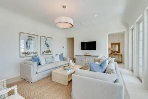 un soggiorno con due divani e una TV di Kaiya Beach Resort a Inlet Beach