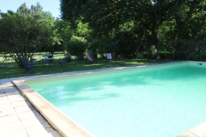 Kolam renang di atau dekat dengan Mas Provencal Monteux 84170 +4 gambar