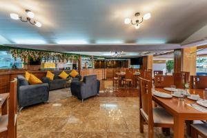a restaurant with tables and chairs and a bar at Hotel Plaza Mirador, Ciudad del Carmen in Ciudad del Carmen