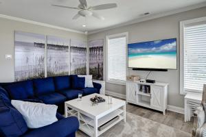 Μια τηλεόραση ή/και κέντρο ψυχαγωγίας στο Bluewater Villa by Sea Scape Properties