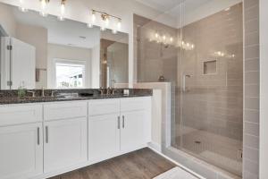 Ένα μπάνιο στο Bluewater Villa by Sea Scape Properties