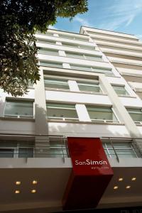 Un alto edificio bianco con un cartello di samsung di San Simon Hotel Pereira a Pereira