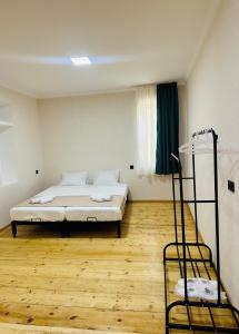Voodi või voodid majutusasutuse Family Hotel - White House Racha toas
