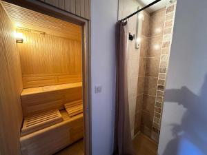 bagno con doccia e cabina doccia di Chalet Emelthi - CHALET EMELTHI Tout inclus Classé 4 MAE-9351 a Vars Altre 16 foto
