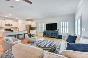 Una sala de estar con un sofá y sillas y una cocina. en Santa Rosa Beach Home with Community Pool!, en Santa Rosa Beach