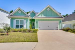 una casa con un invernadero con garaje en Santa Rosa Beach Home with Community Pool!, en Santa Rosa Beach