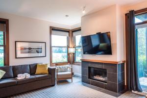 Μια τηλεόραση ή/και κέντρο ψυχαγωγίας στο Lakefront Mountain View - Resort Studio +31 φωτογραφίες