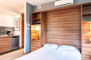 Ένα ή περισσότερα κρεβάτια σε δωμάτιο στο Lakefront Mountain View - Resort Studio