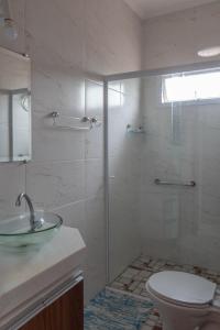ein Badezimmer mit Dusche, Toilette und Waschbecken in der Unterkunft Suite Casal Mar e Lua em casa compartilhada in Ubatuba