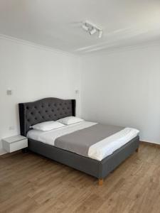 a bed in a bedroom with a white wall at Nord 22 in Constanţa