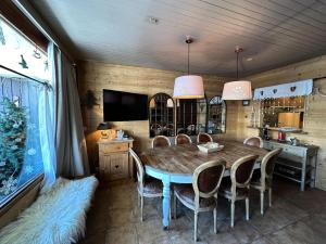 ein Esszimmer mit einem Holztisch und Stühlen in der Unterkunft Résidence Les Ecrins 1 - RESIDENCE LES ECRINS 1 MAE-0421 in Vars