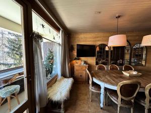 ein Esszimmer mit einem Holztisch und Stühlen in der Unterkunft Résidence Les Ecrins 1 - RESIDENCE LES ECRINS 1 MAE-0421 in Vars