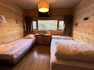 ein Schlafzimmer mit zwei Betten in einer Blockhütte in der Unterkunft Résidence Les Ecrins 1 - RESIDENCE LES ECRINS 1 MAE-0421 in Vars