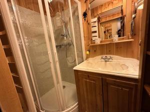 ein Badezimmer mit Dusche und Waschbecken in der Unterkunft Résidence Les Ecrins 1 - RESIDENCE LES ECRINS 1 MAE-0421 in Vars + 7 Fotos