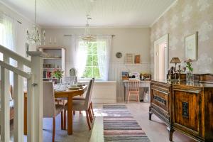 a kitchen and dining room with a table and chairs at Wanha Rojola 