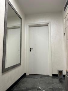 pasillo con puerta blanca y espejo en KA apartment Luxury 1, en Kazanlak