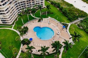 een leeg zwembad in een park naast een gebouw bij 2 BR Condo by the Beach - Splendid Ocean View in Marco Island