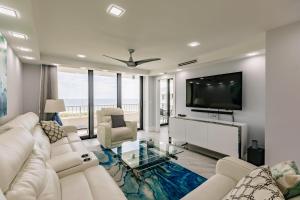 een woonkamer met witte meubels en een flatscreen-tv bij 2 BR Condo by the Beach - Splendid Ocean View in Marco Island