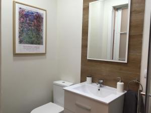 A bathroom at Apartamentos Uncibay Premium Még 22 kép