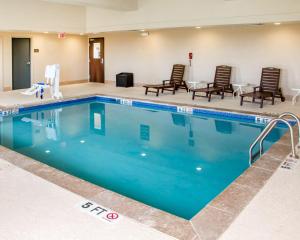 una gran piscina en una habitación de hotel con tumbonas en Comfort Inn & Suites San Marcos, en San Marcos